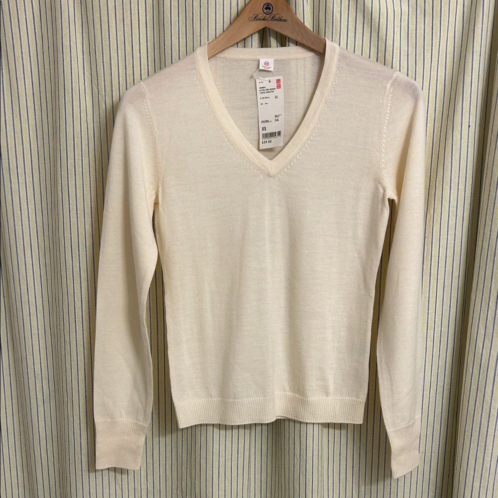 Uniqlo V-Neck Sweater in Cream